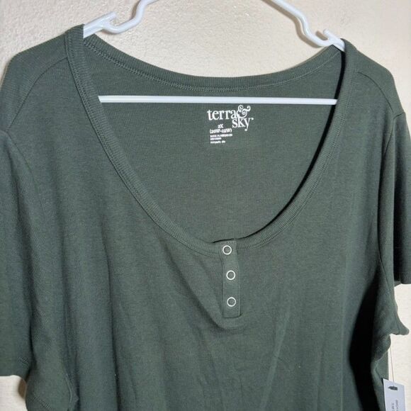 Terra & Sky Blouse Women's 2X V-Neck Popover Henley Short Sleeve Green Rib NWT - Picture 2 of 9